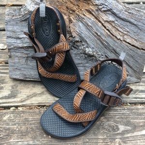 Kids size 1 Chaco z1 Sandals summer shoe brown tan